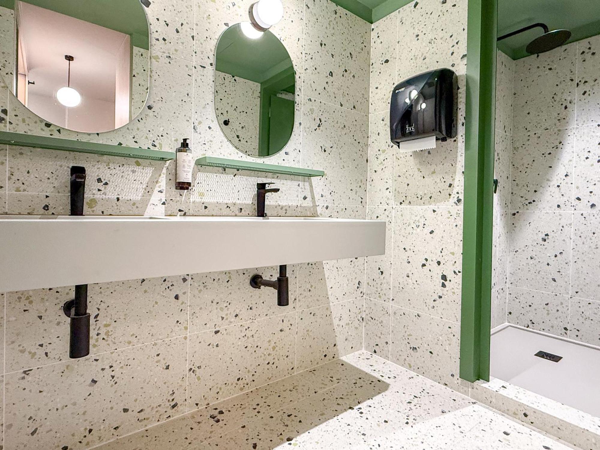Coeo Hernan Ruiz Rooftop Pool Hostel Малага Екстериор снимка